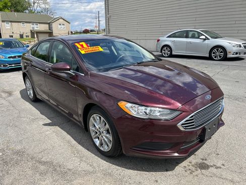 Used 2017 Ford Fusion SE w/ Fusion SE Technology Package FWD image 4