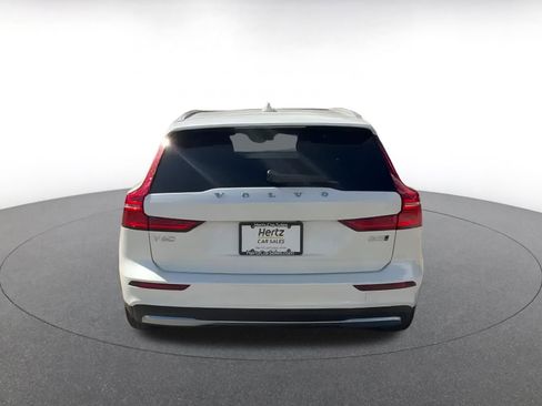 Used 2025 Volvo V60 B5 Cross Country Plus image 11