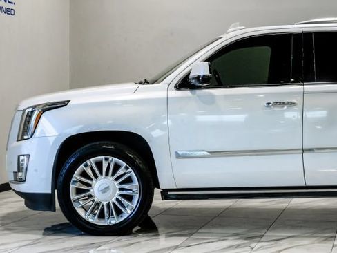 Used 2020 Cadillac Escalade Platinum RWD image 18