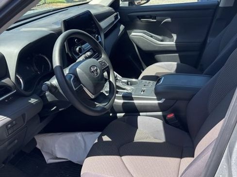 Used 2023 Toyota Highlander Limited image 8