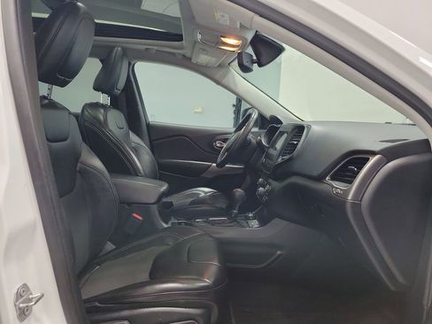 Used 2019 Jeep Cherokee Latitude Plus w/ Comfort/Convenience Group AWD/4WD image 17