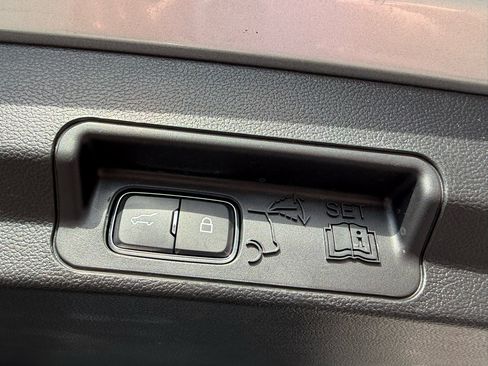 Used 2020 Ford Explorer Limited image 19