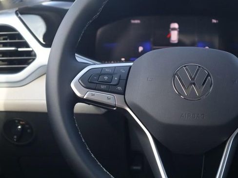 New 2026 Volkswagen Taos SE image 9