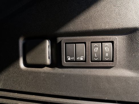 Used 2025 Chevrolet Suburban RST AWD/4WD image 38