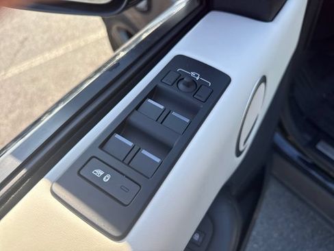 Used 2023 Land Rover Discovery Metropolitan Edition AWD/4WD image 26
