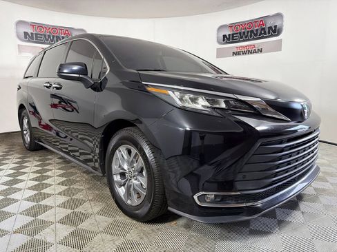 Used 2022 Toyota Sienna XLE FWD image 1