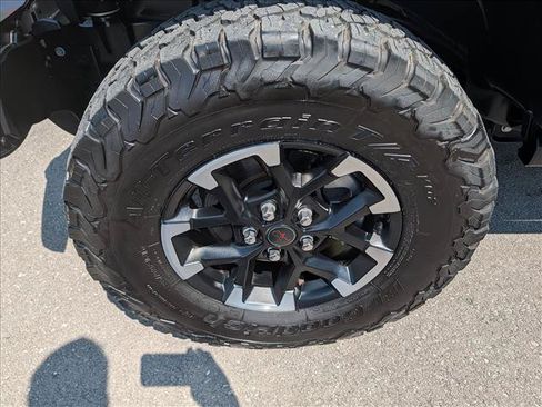 Used 2025 Jeep Wrangler Unlimited Rubicon AWD/4WD image 9