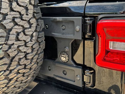 Used 2022 Jeep Wrangler Unlimited Rubicon w/ Xtreme Recon 35" Tire Package AWD/4WD image 24