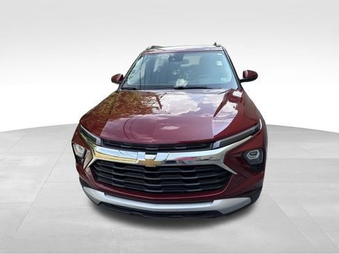 Used 2024 Chevrolet TrailBlazer LT w/ Convenience Package AWD/4WD image 3