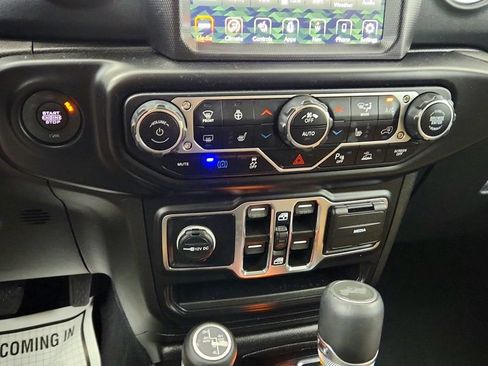 Used 2022 Jeep Wrangler Unlimited Sahara w/ Cold Weather Group AWD/4WD image 16
