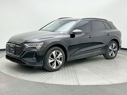 Certified 2024 Audi Q8 e-tron Premium image 1