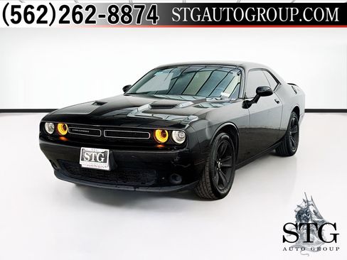 Used 2019 Dodge Challenger SXT RWD image 1