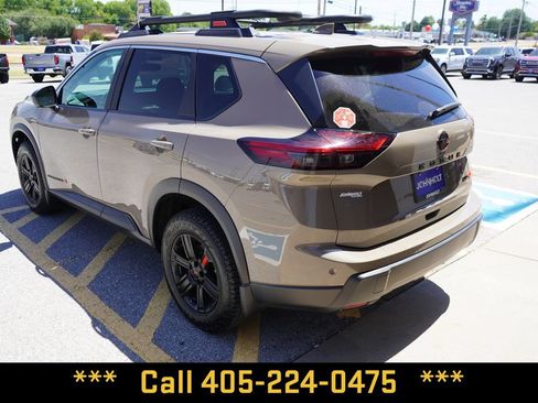 Used 2025 Nissan Rogue SV AWD/4WD image 12