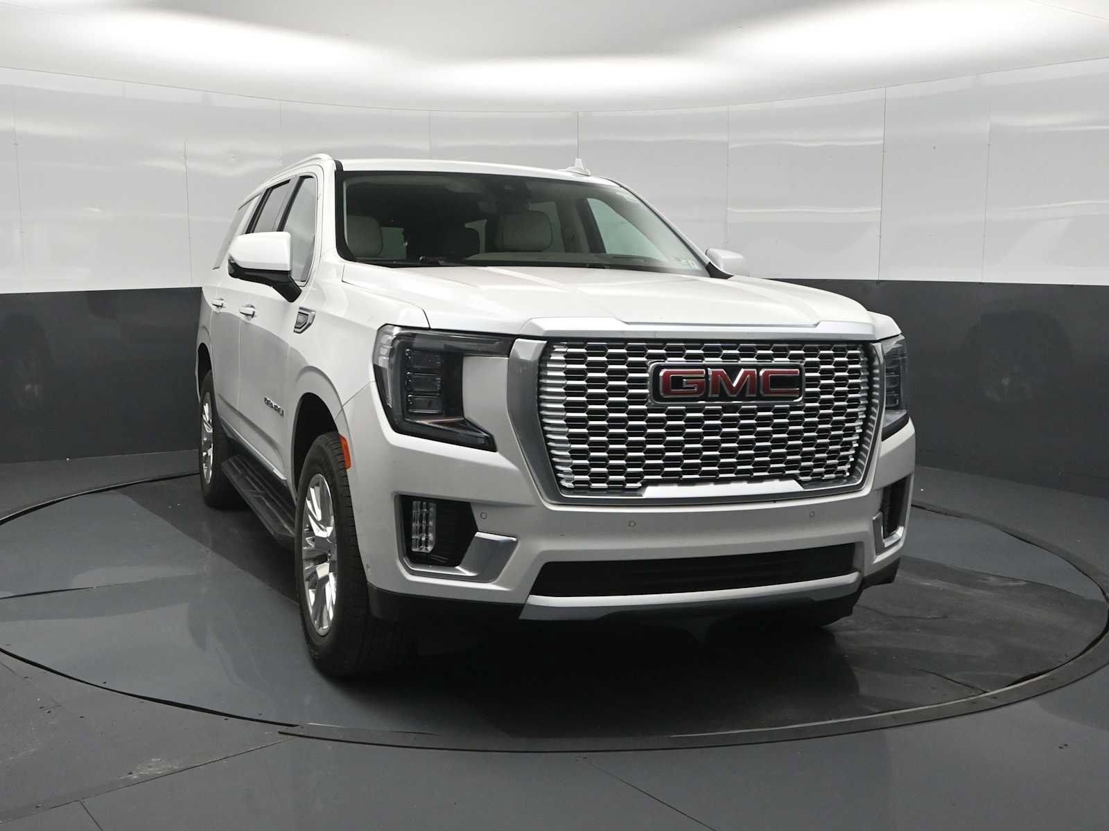 Used 2024 GMC Yukon Denali w/ Advanced Technology Package AWD/4WD image 3