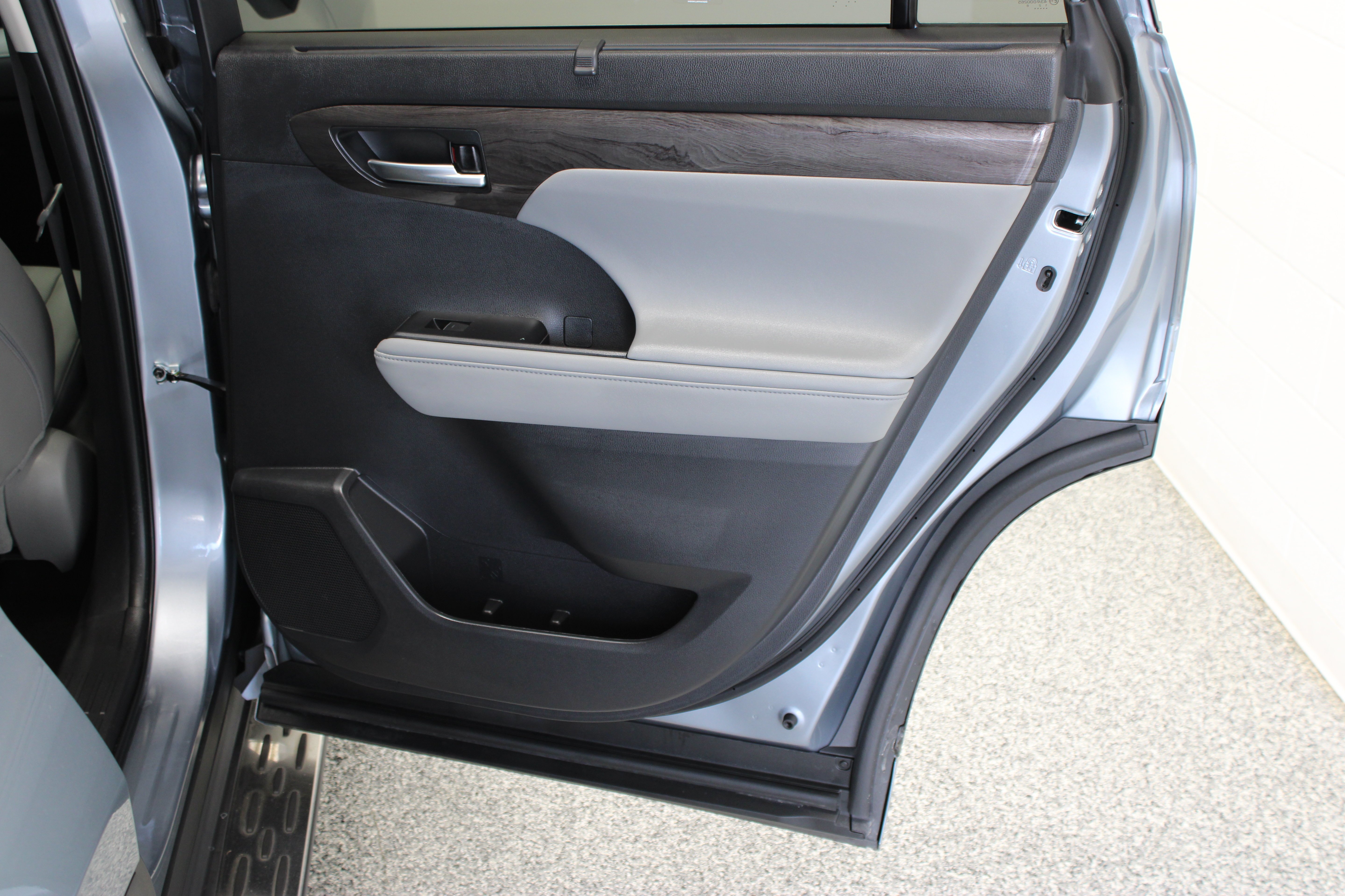 Used 2024 Toyota Highlander Limited FWD image 37