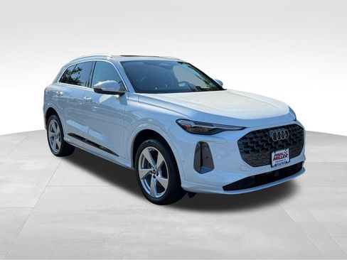 Used 2025 Audi Q5 Premium Plus w/ Premium Plus AWD/4WD image 3