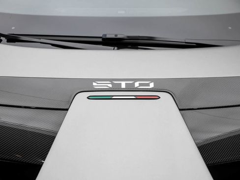 Used 2022 Lamborghini Huracan STO RWD image 43