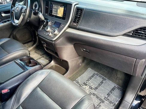 Used 2016 Toyota Sienna SE Premium image 34