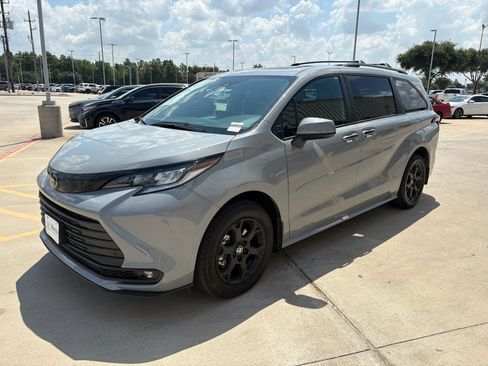 Used 2025 Toyota Sienna XLE Woodland Edition AWD/4WD image 4