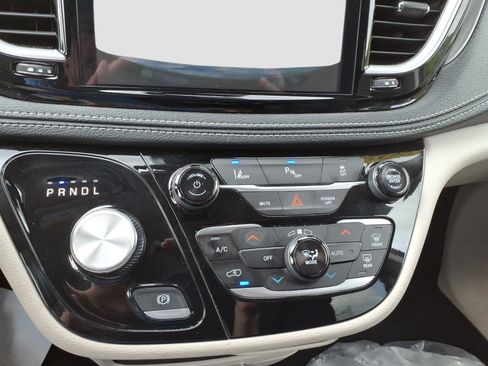 Used 2024 Chrysler Pacifica Limited FWD image 19