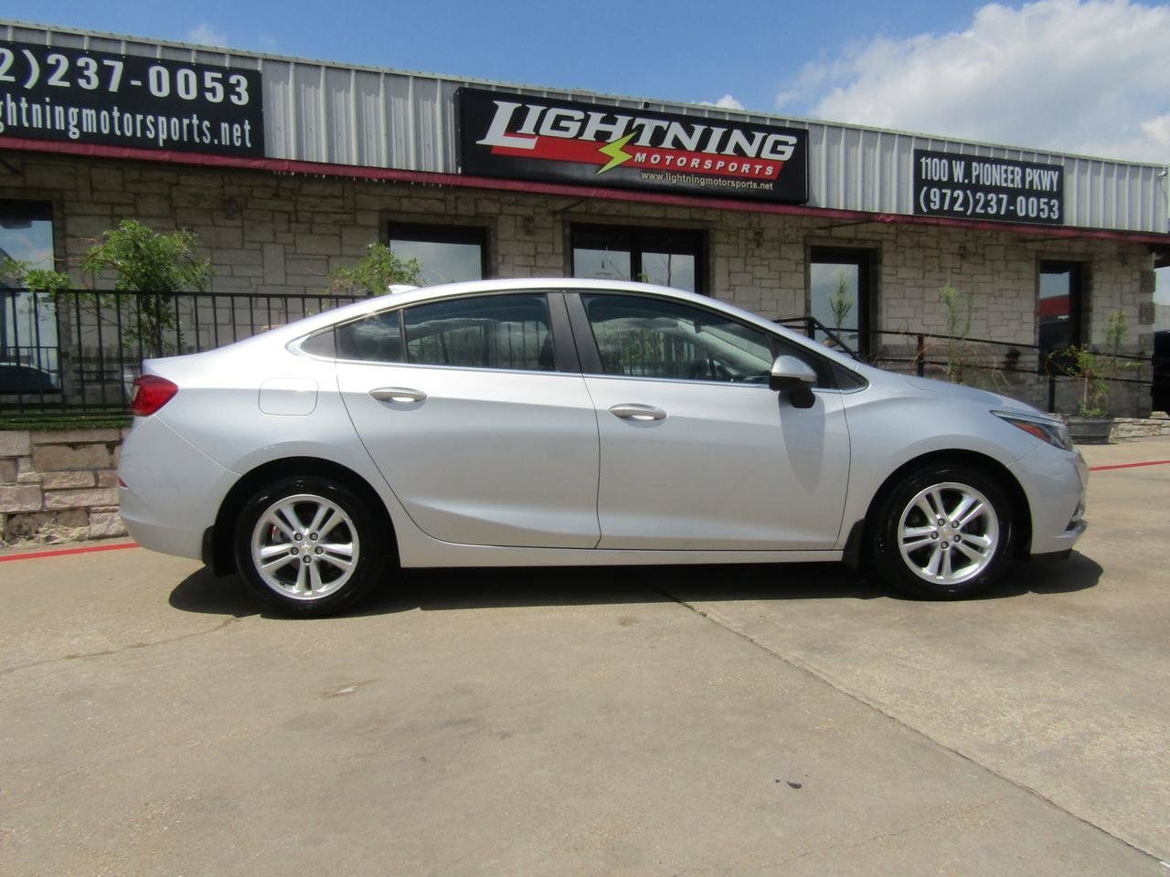Used 2017 Chevrolet Cruze LT FWD image 5