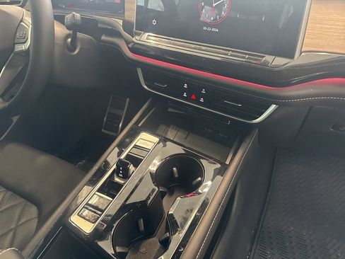 Used 2025 Volkswagen Atlas SEL Premium R-Line AWD/4WD image 10