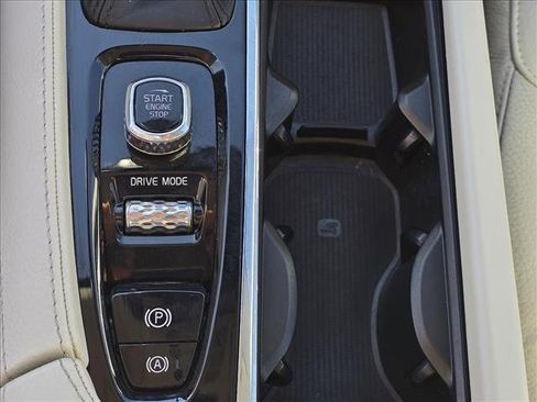 Used 2020 Volvo XC90 T6 Momentum w/ Protection Package Premier image 20