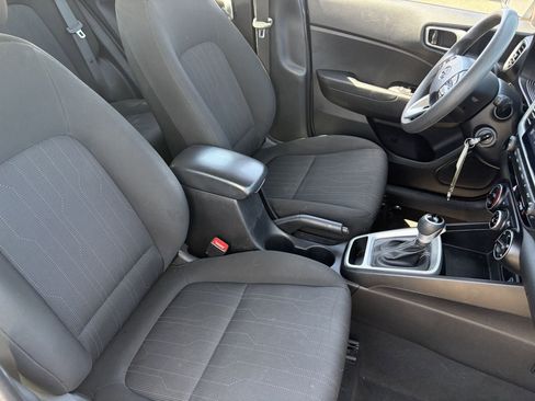 Used 2024 Hyundai Venue SE FWD image 11