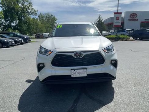 Used 2021 Toyota Highlander LE AWD/4WD image 3