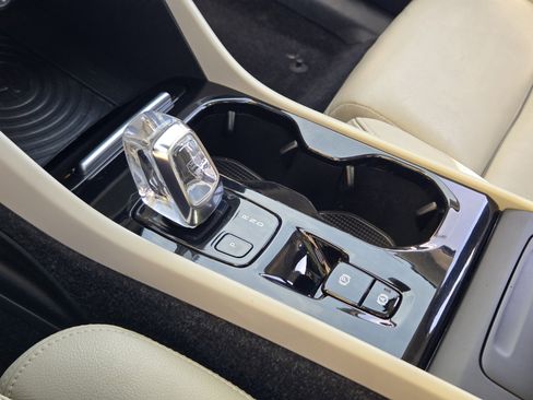 Used 2019 Volvo XC40 T4 Inscription image 28