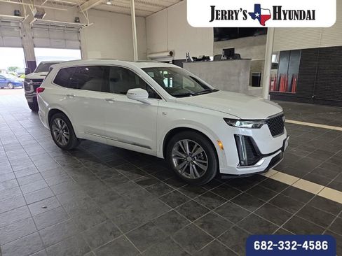 Used 2021 Cadillac XT6 Premium Luxury image 2