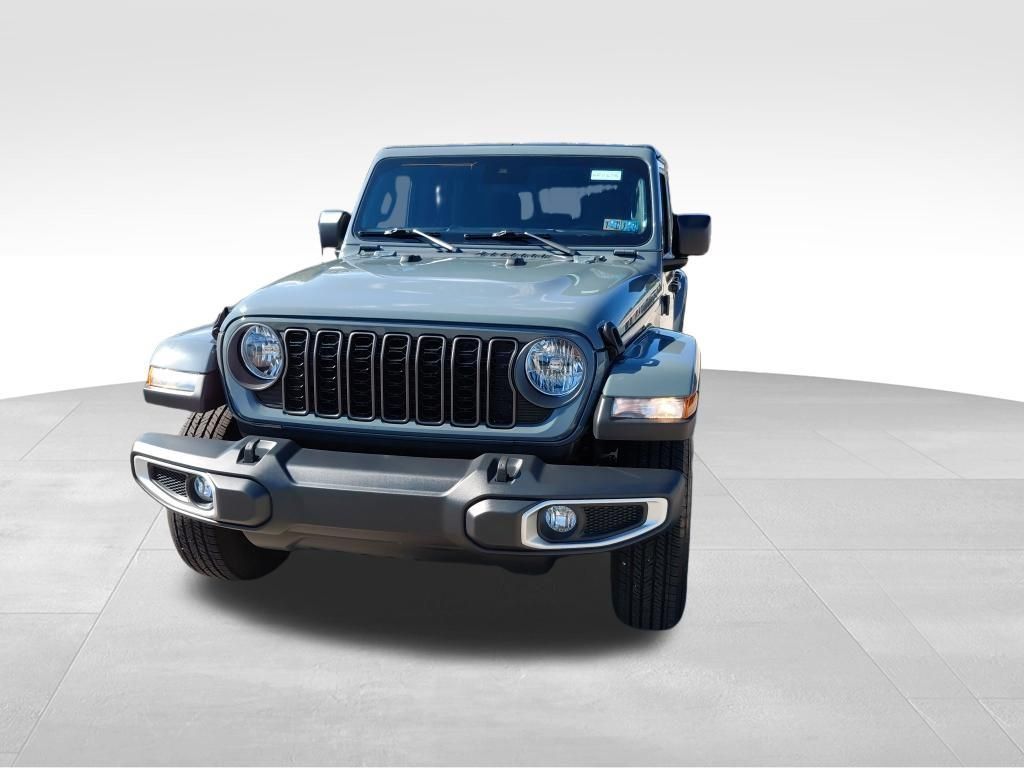 Used 2024 Jeep Gladiator Sport AWD/4WD image 2