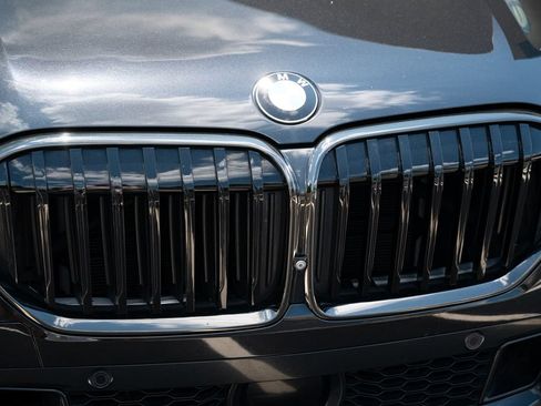 Used 2021 BMW 740i w/ M Sport Package RWD image 6