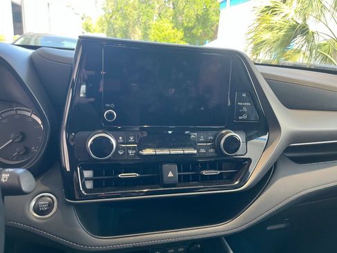 Used 2025 Toyota Highlander LE FWD image 17