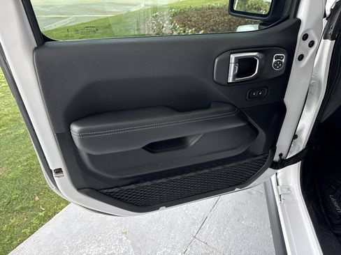 Used 2023 Jeep Gladiator Overland image 19