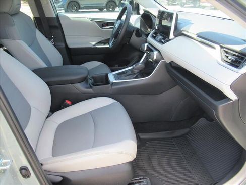 Used 2023 Toyota RAV4 XLE Premium image 11
