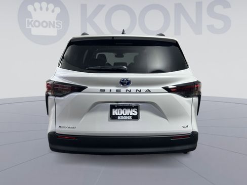 Used 2025 Toyota Sienna XLE image 5
