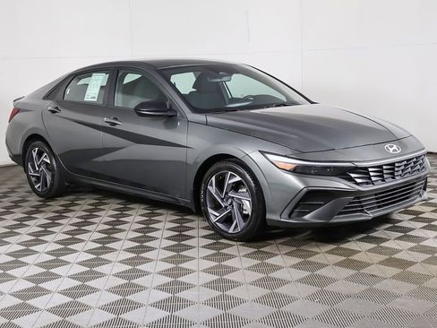 Used 2025 Hyundai Elantra Sport FWD image 2