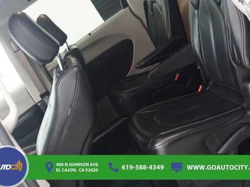 Used 2022 Chrysler Pacifica Touring-L FWD image 14