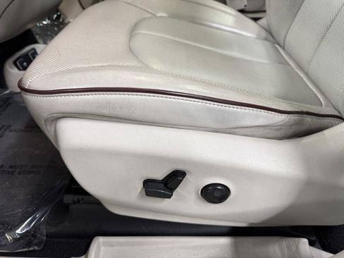 Used 2017 Chrysler Pacifica Limited image 13