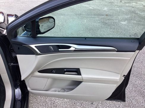 Used 2017 Ford Fusion SE image 20