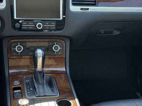 Used 2014 Volkswagen Touareg TDI image 11