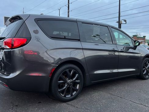 Used 2018 Chrysler Pacifica Touring Plus w/ S Appearance Package image 8