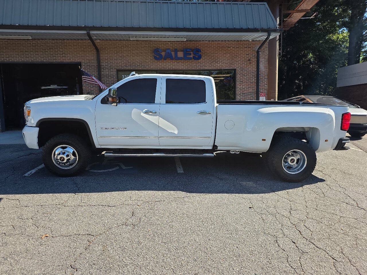 Used 2016 GMC Sierra 3500 Denali w/ Duramax Plus Package AWD/4WD image 3