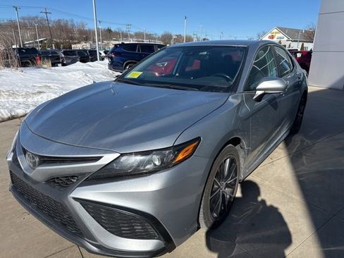 Used 2023 Toyota Camry SE image 3