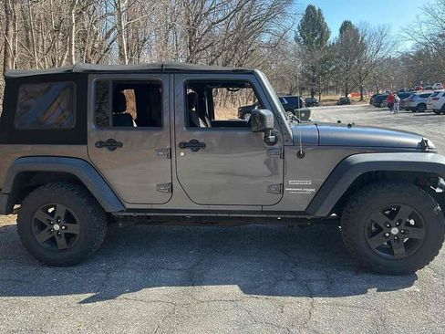 Used 2018 Jeep Wrangler Unlimited Sport S image 8