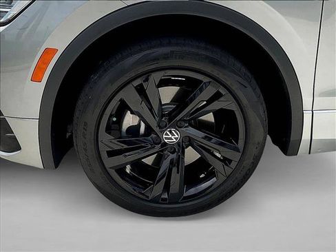 Used 2024 Volkswagen Tiguan SE R-Line FWD image 8