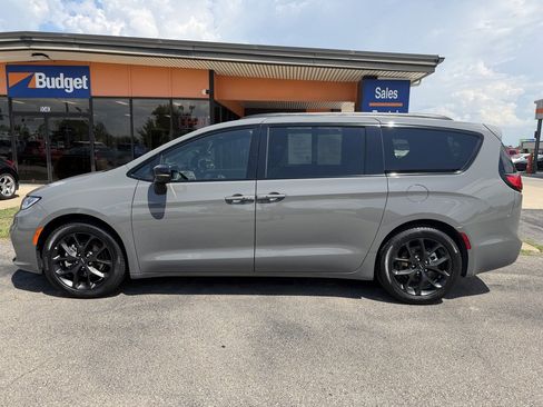 Used 2025 Chrysler Pacifica Limited FWD image 2