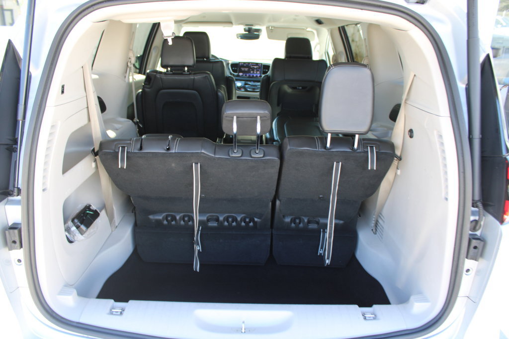 Used 2024 Chrysler Pacifica Touring-L FWD image 10