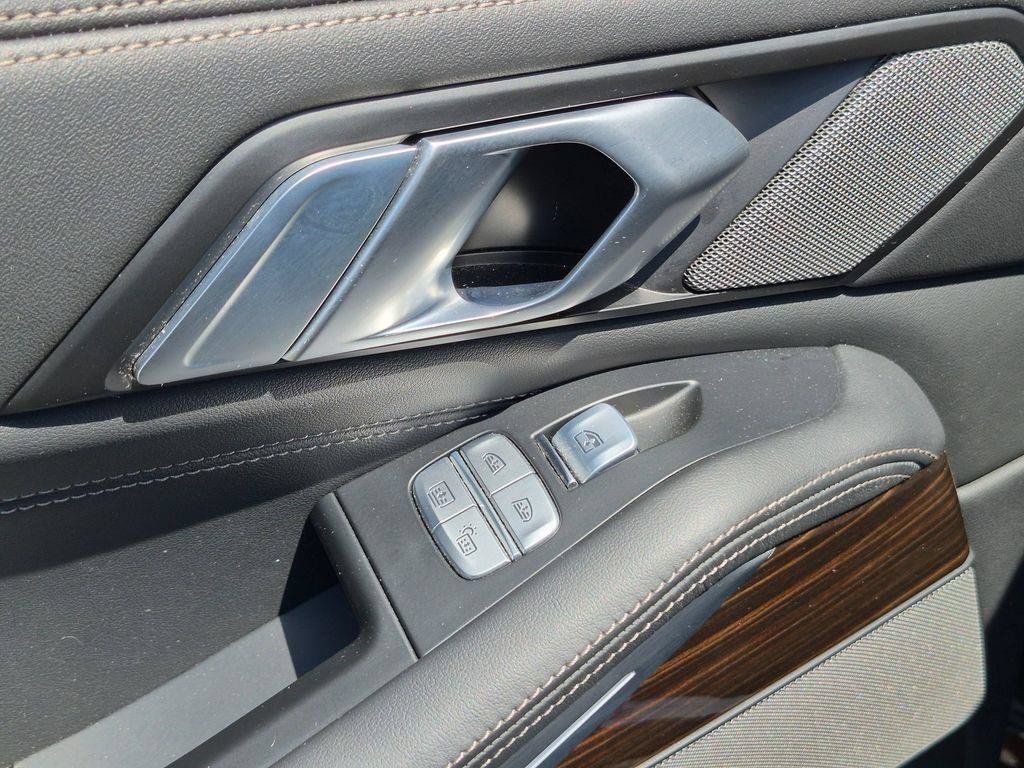 Used 2025 BMW X7 xDrive40i AWD/4WD image 32